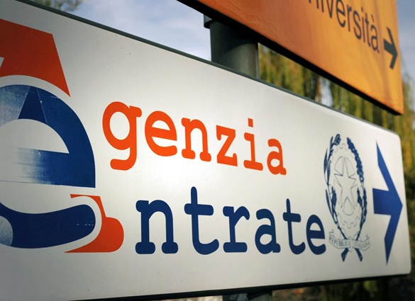Concorso Agenzia delle Entrate - collocamento mirato: è discriminatorio il requisito della cittadinanza italiana. Riaperto il bando